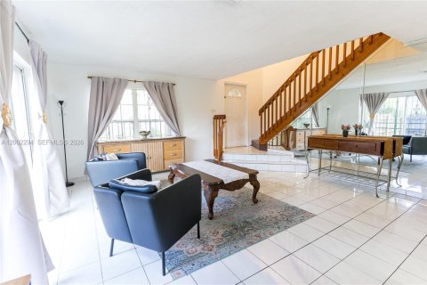 House in Hialeah, Florida 4 bedrooms, 183.95 sq.m. № 2076462 - photo 5