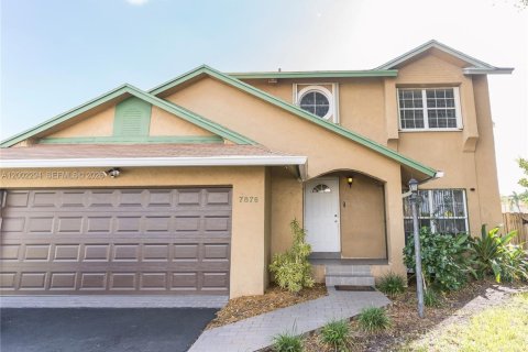House in Hialeah, Florida 4 bedrooms, 183.95 sq.m. № 2076462