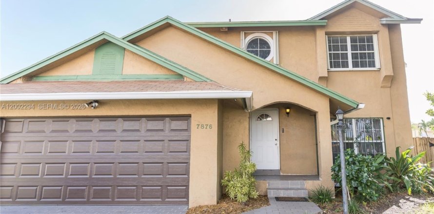 House in Hialeah, Florida 4 bedrooms, 183.95 sq.m. № 2076462