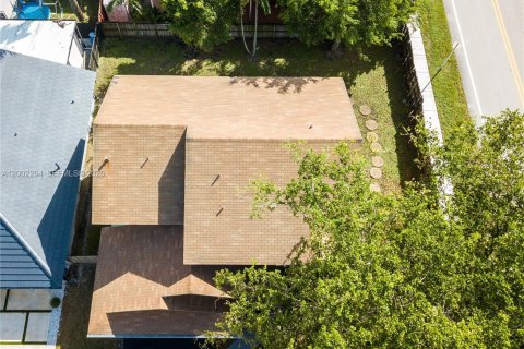 House in Hialeah, Florida 4 bedrooms, 183.95 sq.m. № 2076462 - photo 24