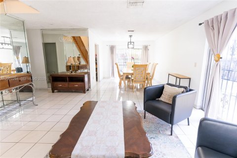 House in Hialeah, Florida 4 bedrooms, 183.95 sq.m. № 2076462 - photo 7