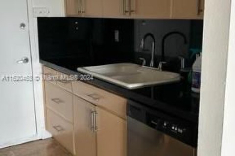 Купить кондоминиум в Норт-Майами, Флорида 2 спальни, 89.46м2, № 1984971 - фото 5