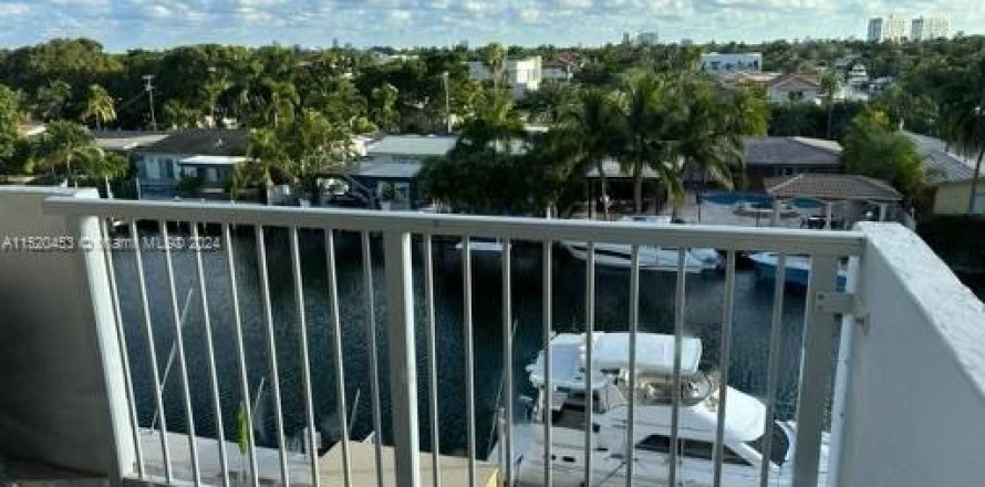 Кондоминиум с 2 спальнями в Норт-Майами, Флорида № 1984971