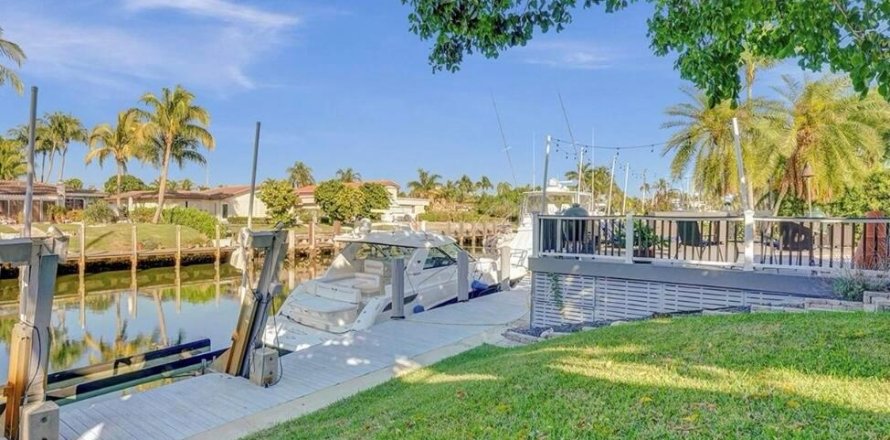 House in Pompano Beach, Florida 4 bedrooms, 222.13 sq.m. № 1222467