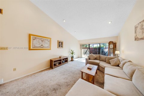 Townhouse in Miami, Florida 2 bedrooms, 145.48 sq.m. № 2033806 - photo 16