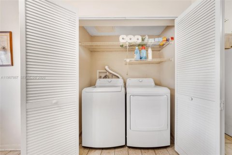 Townhouse in Miami, Florida 2 bedrooms, 145.48 sq.m. № 2033806 - photo 13