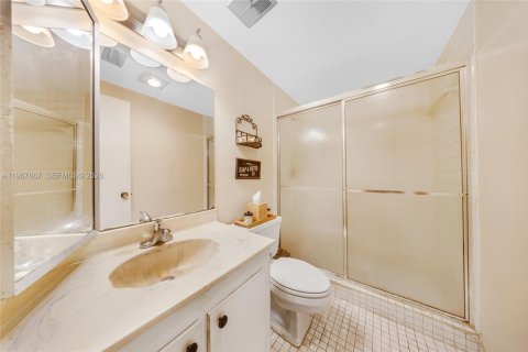 Townhouse in Miami, Florida 2 bedrooms, 145.48 sq.m. № 2033806 - photo 20