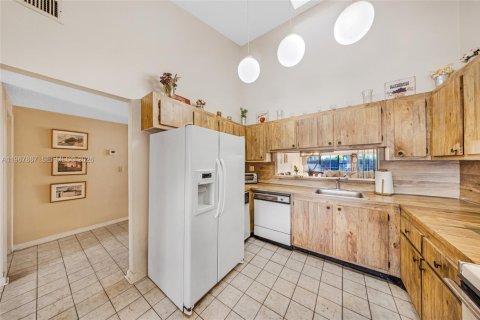 Townhouse in Miami, Florida 2 bedrooms, 145.48 sq.m. № 2033806 - photo 10