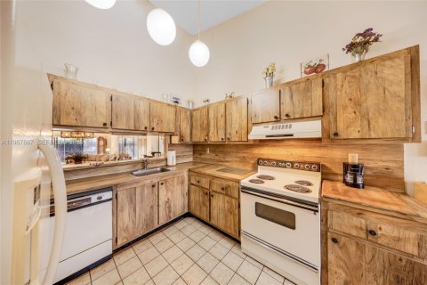 Townhouse in Miami, Florida 2 bedrooms, 145.48 sq.m. № 2033806 - photo 11