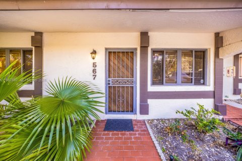 Townhouse in Miami, Florida 2 bedrooms, 145.48 sq.m. № 2033806