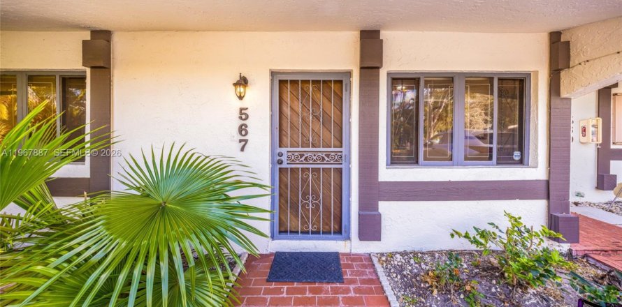 Townhouse in Miami, Florida 2 bedrooms, 145.48 sq.m. № 2033806