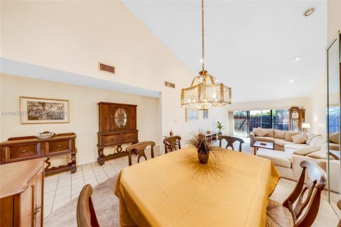 Townhouse in Miami, Florida 2 bedrooms, 145.48 sq.m. № 2033806 - photo 6