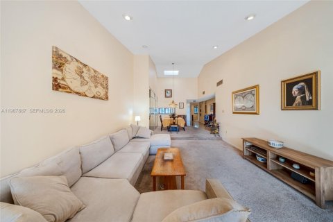 Townhouse in Miami, Florida 2 bedrooms, 145.48 sq.m. № 2033806 - photo 14