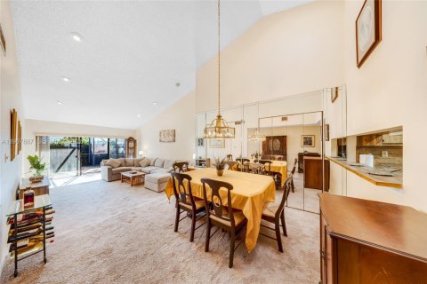 Townhouse in Miami, Florida 2 bedrooms, 145.48 sq.m. № 2033806 - photo 4