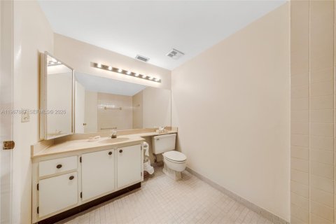 Townhouse in Miami, Florida 2 bedrooms, 145.48 sq.m. № 2033806 - photo 28