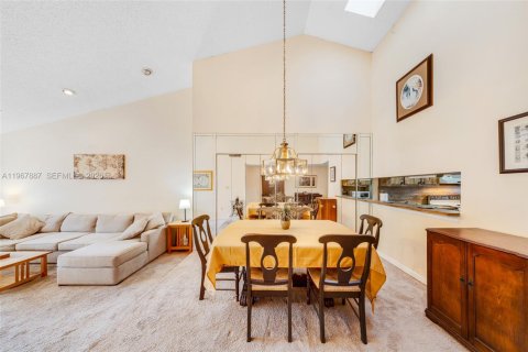 Townhouse in Miami, Florida 2 bedrooms, 145.48 sq.m. № 2033806 - photo 8