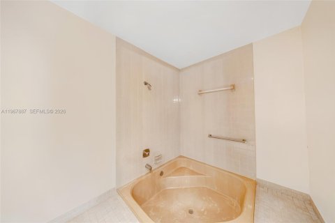 Townhouse in Miami, Florida 2 bedrooms, 145.48 sq.m. № 2033806 - photo 29
