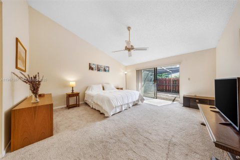 Townhouse in Miami, Florida 2 bedrooms, 145.48 sq.m. № 2033806 - photo 21