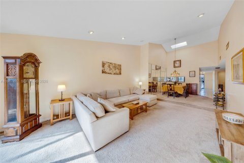 Townhouse in Miami, Florida 2 bedrooms, 145.48 sq.m. № 2033806 - photo 15