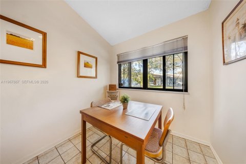 Townhouse in Miami, Florida 2 bedrooms, 145.48 sq.m. № 2033806 - photo 12