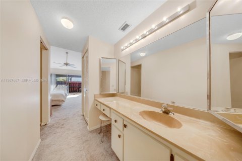 Townhouse in Miami, Florida 2 bedrooms, 145.48 sq.m. № 2033806 - photo 27