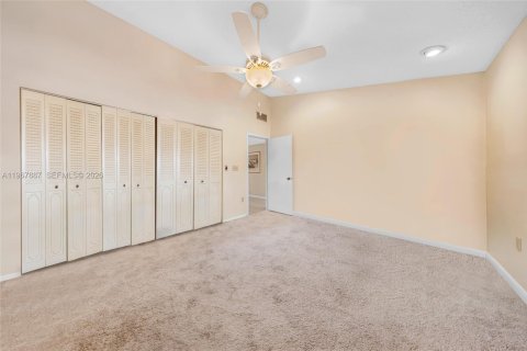 Townhouse in Miami, Florida 2 bedrooms, 145.48 sq.m. № 2033806 - photo 18