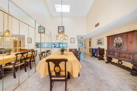 Townhouse in Miami, Florida 2 bedrooms, 145.48 sq.m. № 2033806 - photo 7