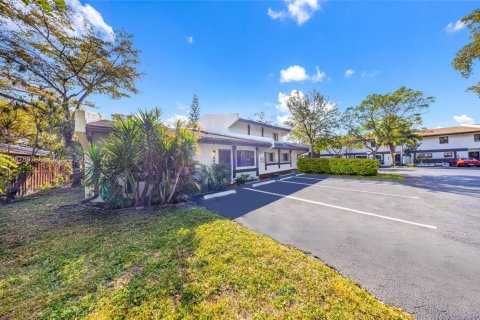 Townhouse in Miami, Florida 2 bedrooms, 145.48 sq.m. № 2033806 - photo 3