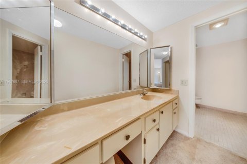 Townhouse in Miami, Florida 2 bedrooms, 145.48 sq.m. № 2033806 - photo 26