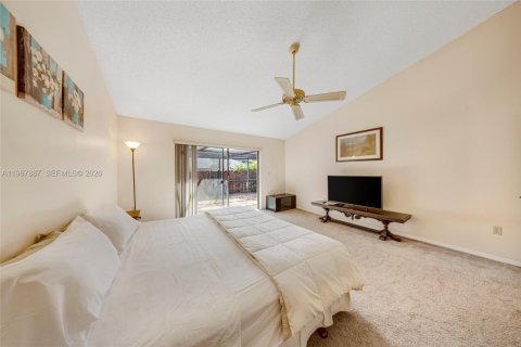 Townhouse in Miami, Florida 2 bedrooms, 145.48 sq.m. № 2033806 - photo 24