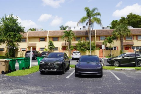 Condo in Davie, Florida, 2 bedrooms  № 1994745 - photo 1