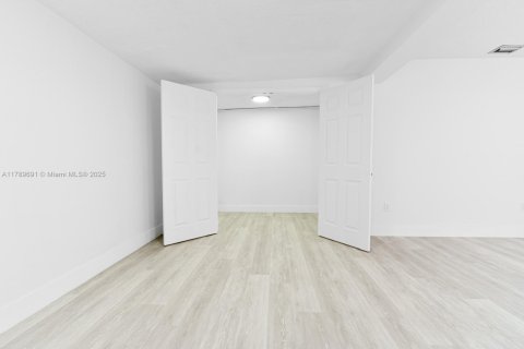 Villa ou maison à vendre à Hialeah, Floride: 3 chambres, 158.4 m2 № 1951087 - photo 14