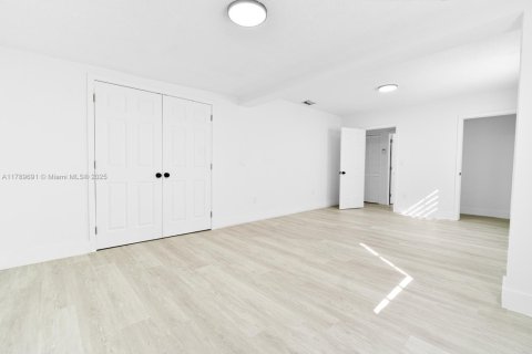 Villa ou maison à vendre à Hialeah, Floride: 3 chambres, 158.4 m2 № 1951087 - photo 15