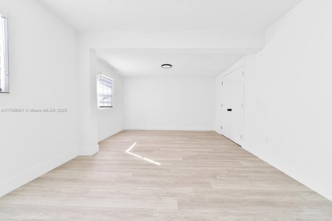Villa ou maison à vendre à Hialeah, Floride: 3 chambres, 158.4 m2 № 1951087 - photo 13