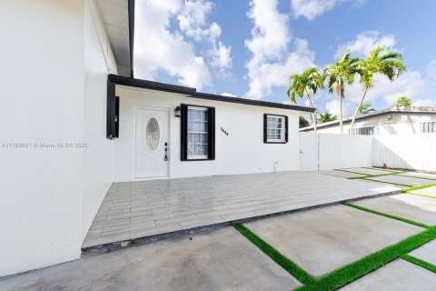 Villa ou maison à vendre à Hialeah, Floride: 3 chambres, 158.4 m2 № 1951087 - photo 2
