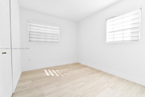 Villa ou maison à vendre à Hialeah, Floride: 3 chambres, 158.4 m2 № 1951087 - photo 12