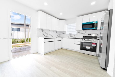 Villa ou maison à vendre à Hialeah, Floride: 3 chambres, 158.4 m2 № 1951087 - photo 6