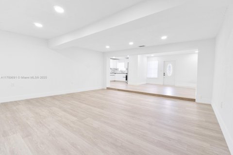 Villa ou maison à vendre à Hialeah, Floride: 3 chambres, 158.4 m2 № 1951087 - photo 11