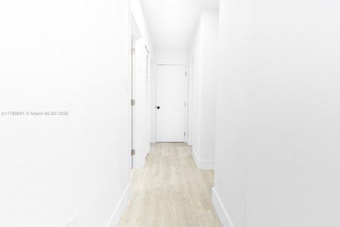 Villa ou maison à vendre à Hialeah, Floride: 3 chambres, 158.4 m2 № 1951087 - photo 22