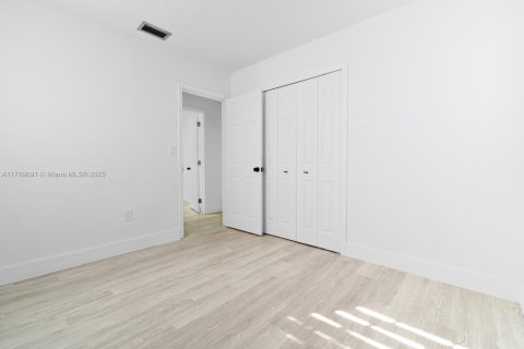 Villa ou maison à vendre à Hialeah, Floride: 3 chambres, 158.4 m2 № 1951087 - photo 17