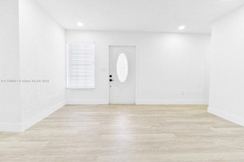 Villa ou maison à vendre à Hialeah, Floride: 3 chambres, 158.4 m2 № 1951087 - photo 3
