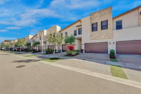 Townhouse in Doral, Florida 4 bedrooms, 187.66 sq.m. № 2068131 - photo 29