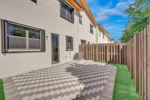 Townhouse in Doral, Florida 4 bedrooms, 187.66 sq.m. № 2068131 - photo 30