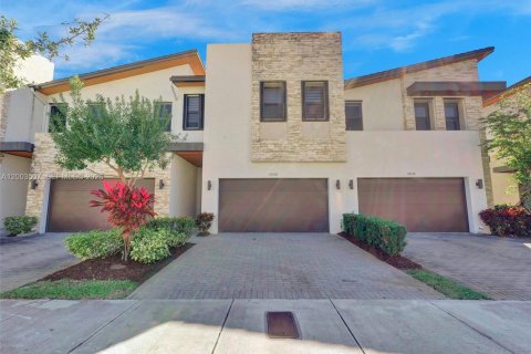 Townhouse in Doral, Florida 4 bedrooms, 187.66 sq.m. № 2068131