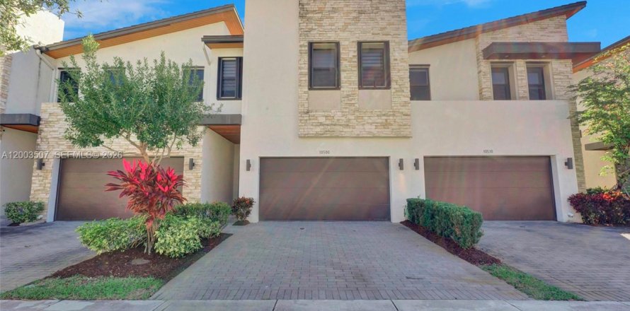 Townhouse in Doral, Florida 4 bedrooms, 187.66 sq.m. № 2068131