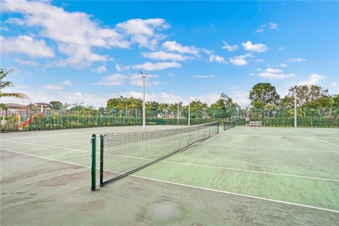 Townhouse in Doral, Florida 4 bedrooms, 187.66 sq.m. № 2068131 - photo 18