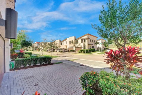 Townhouse in Doral, Florida 4 bedrooms, 187.66 sq.m. № 2068131 - photo 28