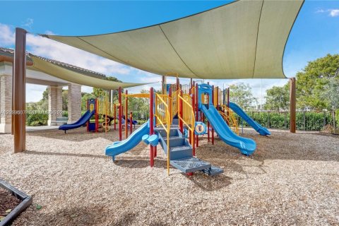 Townhouse in Doral, Florida 4 bedrooms, 187.66 sq.m. № 2068131 - photo 19