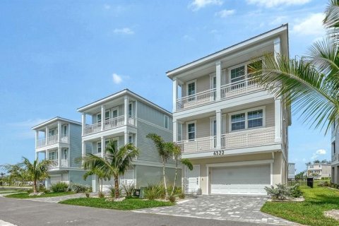 House in HUNTERS POINT in Cortez, Florida 3 bedrooms, 155.89 sq.m. № 1813441 - photo 1