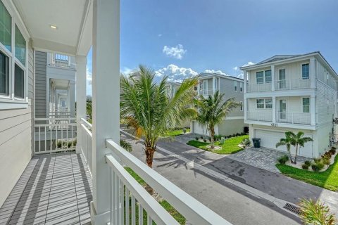 House in HUNTERS POINT in Cortez, Florida 3 bedrooms, 155.89 sq.m. № 1813441 - photo 22